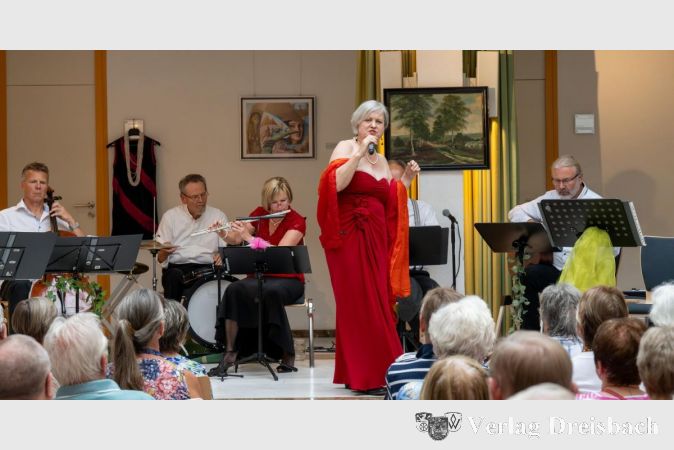 Jutta Loskill überzeugte mit ihrer Gesangeskunst, begleitet von den anderen Musikerinnen und Musikern des Salonorchesters.