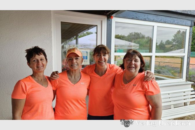 Riesenfreude bei den Damen 50 nach ihrem klaren Sieg. V.l.n.r. Martina Herrero, Petra Pannes, Ute Walter und Daniela Wisskirchen.