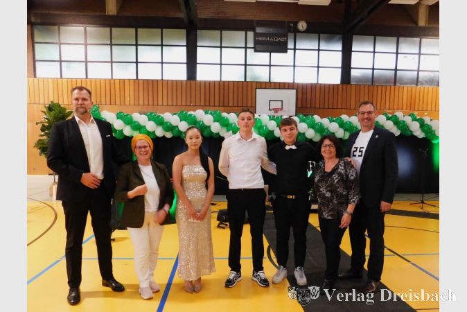 Die besten Schüler mit Migrationshintergrund, umrahmt von Dr. Richter, Semiha Eroglu-Buch, Carmen Jiménez und Bürgermeister Christian Seitz.