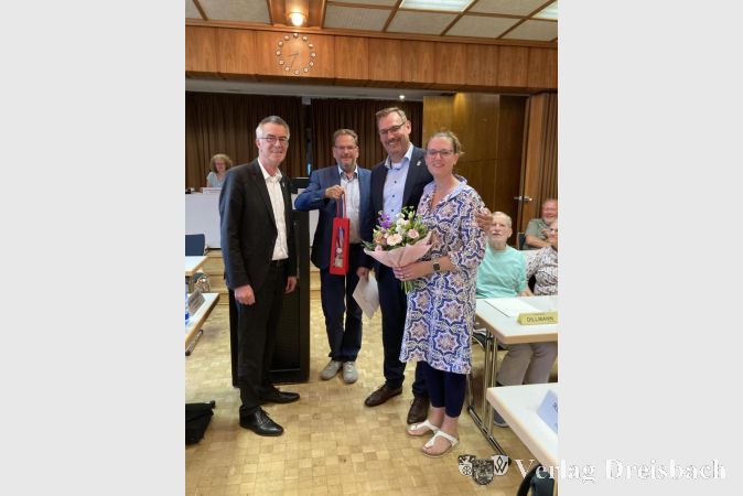Christian Seitz (3.v.l.) freut sich über seine Urkunde zur Wiederberufung in das Amt des Bürgermeisters. Es gratulieren Franz Jirasek (l.) und Alexander Feist. Tanja Seitz erhielt einen Blumenstrauß.