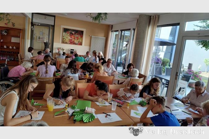 Fast wie im Klassenzimmer, aber dieses Mal ein Mehrgenerationen-Treffen: Die Elisabethenschüler haben für die Senioren im Kursana Domizil Tänze aufgeführt und musiziert und mit ihnen gebastelt und gemalt.