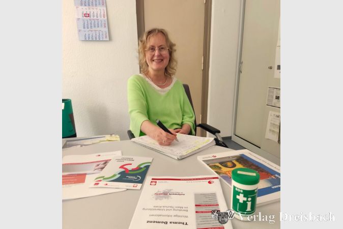 Seniorenberaterin Gabriele Kortenbusch in ihrem Büro im Rathaus. Bei ihr kann man Infomaterialien zu verschiedenen Themen bekommen.