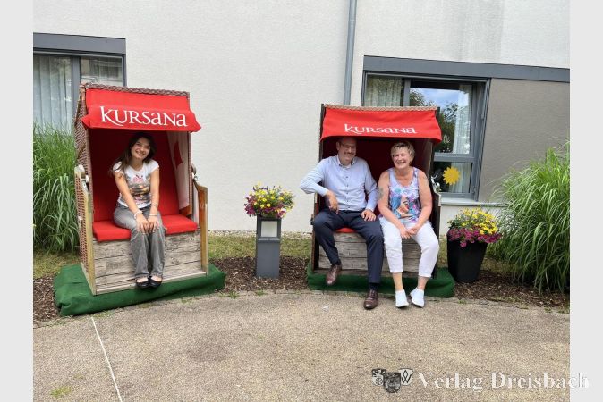 Kriftels Bürgermeister Christian Seitz folgte der Einladung ins Domizil und würdigte die schönen Strandkörbe, die Vanessa Gaden und Ute Heid restaurierten.