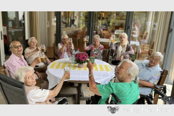 Die Senioren im Kursana Domizil stießen auf die Gesundheit und das schöne Leben, das Dolce Vita in Bella Kursana an.