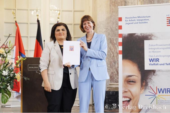 Canan Yesilbas (links) mit Integrationsministerin Heike Hofmann beim Festakt im Schloss Biebrich.