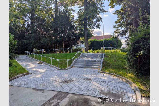 Der neue Eingang zum Friedhof mit Geländer an der Mainzer Landstraße.