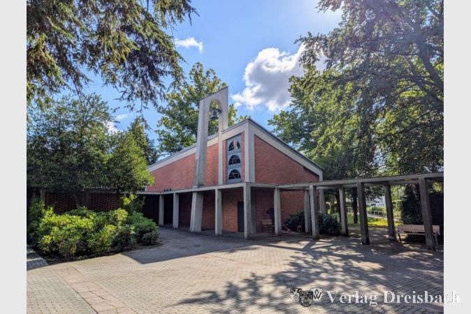Die Trauerhalle auf dem Hattersheimer Friedhof. In dessen unmittelbarer Nachbarschaft entsteht demnächst ein neues Rechenzentrum. Die Bauarbeiten werden Lärm verursachen, wodurch eine ruhige Trauerfeier vorübergehend nur im Inneren des Gebäudes stattfinden kann.