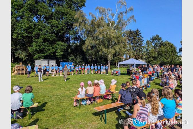 Voller Vorfreude nahmen die Kinder zur offiziellen Eröffung der diesjährigen Ferienspiele auf den Bänken Platz.