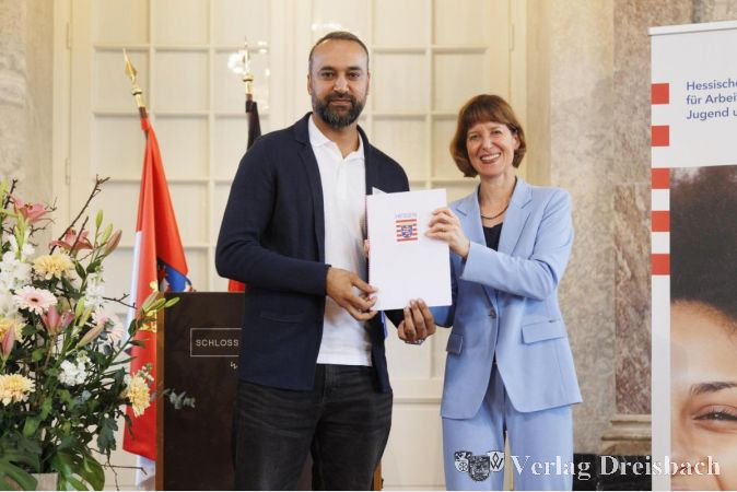 Der Krifteler Integrationslotse Naratullah Safi und Integrationsministerin Heike Hofmann beim Festakt im Schloss Biebrich.