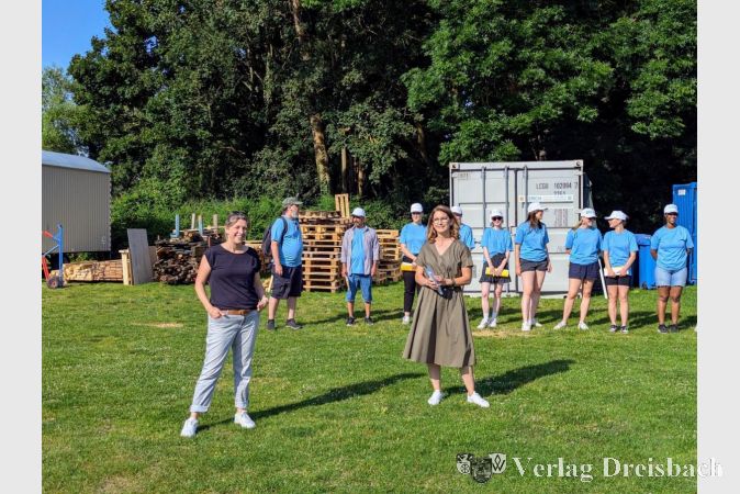 Diplom-Pädagogin Melanie Schenk vom Verein Pädagogische Perspektiven e.V. (links) und die Erste Stadträtin Heike Seibert (rechts) hießen die Kinder herzlich willkommen.