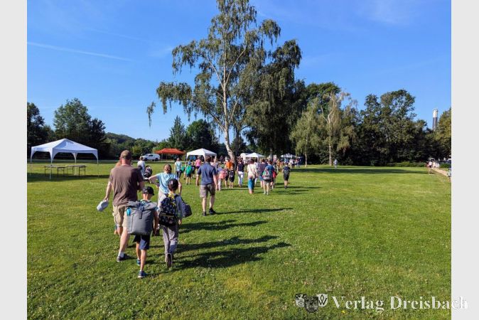 Schon früh am Morgen pilgerten viele Familien mit ihren Kindern auf die Okrifteler Mainwiesen zur Ferienspieleröffnung.