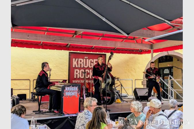 "Krüger rockt!" begeisterte am Sonntag mit schmissigen Rockklängen.