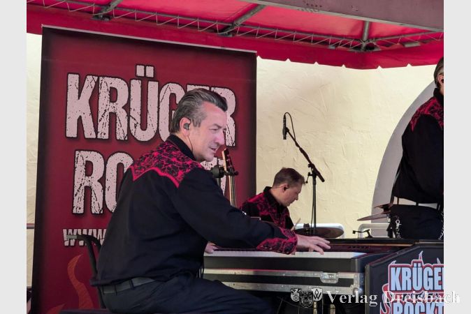 Harald Krüger, zuständig für Gesang und Klavierspiel, ist der namengebende Bandleader.