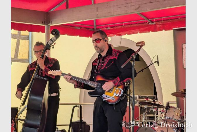 Patrick Daniel am Kontrabass (links) und Joachim Villwock an der Gitarre (rechts).