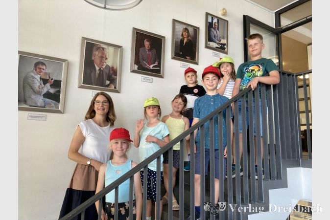 Heike Seibert freute sich, den Kindern die Bilder der ehemaligen Bürgermeister von Hattersheim zeigen zu können.