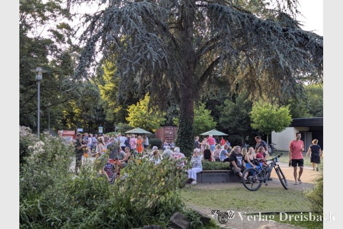 Der neue sommerliche Treffpunkt im Freizeitpark wurde von der Bevölkerung auf Anhieb sehr gut angenommen.