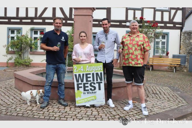Der Vorstand des Winzervereins Wicker mit (v.l.) Michael Hück, Juliana Venino, Peter Flick und Peter Hahn bereitet sich auf das Weinfest am ersten Augustwochenende vor, das nach dem Jubiläumsjahr 2023 diesmal wieder im gewohnten Rahmen von Freitag bis Sonntag rund um das Tor zum Rheingau gefeiert wird.