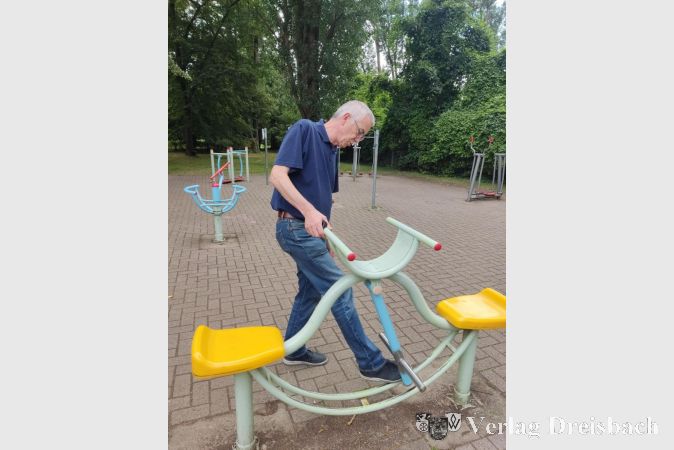 Franz Jirasek begutachtet die reparierten Fitnessgeräte im Freizeitpark.
