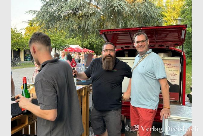 Auch Bürgermeister Christian Seitz (rechts) besuchte den neuen Weinprobierstand zu dessen Premiere.