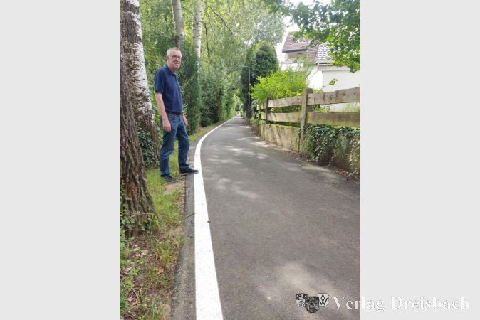 Die weiße Linie soll aufzeigen, dass der Weg endet und dahinter eine Böschung ist, die zum Schwarzbach herabführt.