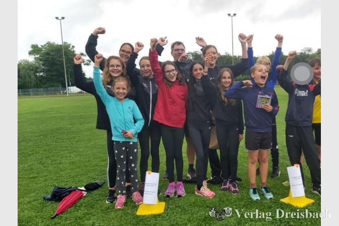 Groß war der Jubel der U12 der SG DJK Hattersheim zusammen mit ihren Trainern nach dem Gewinn der Regionalmeisterschaft in der Kinderleichtathletik.