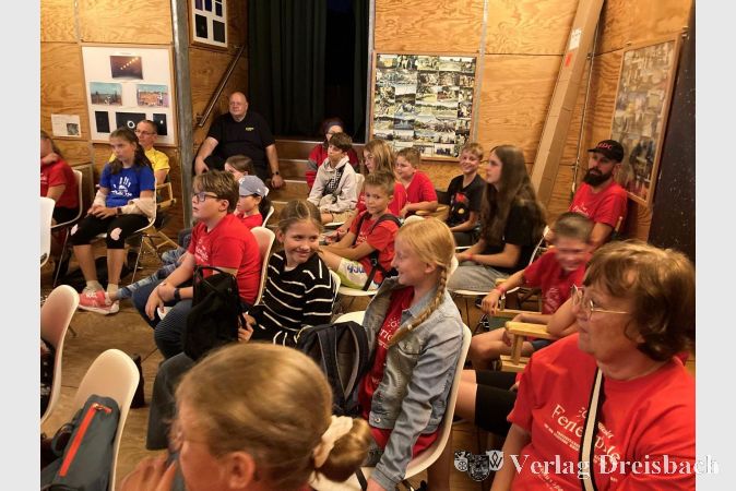 Gespannt folgten die Ferienspielkinder den Ausführungen der ehrenamtlichen Mitglieder der Sternwarte.