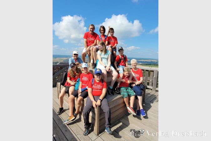 Gruppenfoto vor malerischer Kulisse.