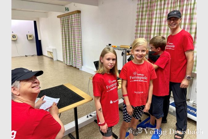 Gerd Schleifenbaum mit Kindern am Schießstand. Keine Bange: Es wurden keine Patronen genutzt, sondern Lichtgewehre eingesetzt.