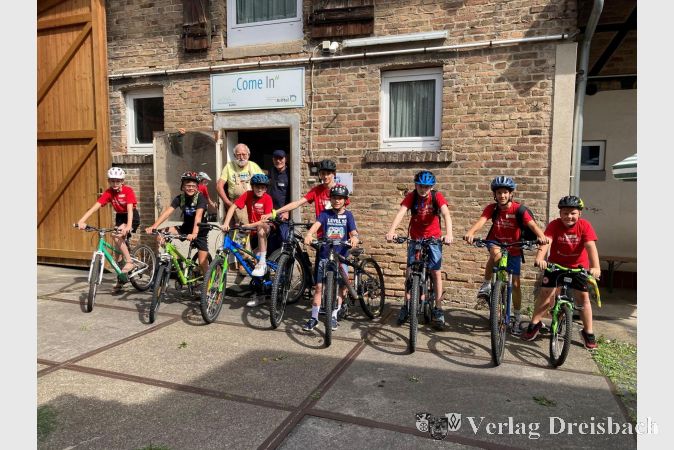 Die Kinder vor der Fahrradwerkstatt.