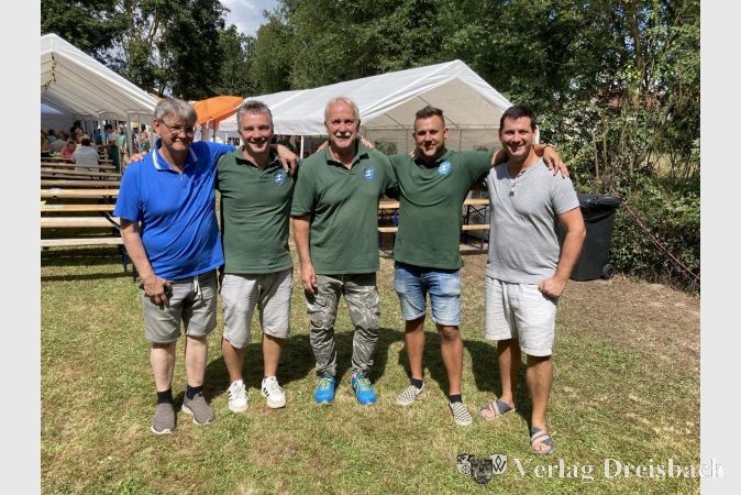 Freude über das gelungene Fischereifest. Von links: Ulrich Duchardt (Purling Brooks Band), Janko Juhr (1. Vorsitzender des ASV Hattersheim), Karl-Heinz Wendt (1. Kassenwart), Benjamin Gerth (Jugendwart) und Christian Duchardt (Purling Brooks Band).