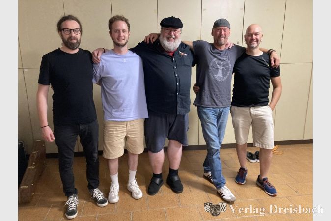 Die Musiker von Blue Deal mit dem Zweiten Vorsitzenden des Folkclubs-Hattersheim, Rainer Faber, der den Abend moderierte und mitorganisiert hatte. Von links: Jürgen Schneckenburger, Tom Vela, Rainer Faber, Joe Fischer und Martin Bürger.