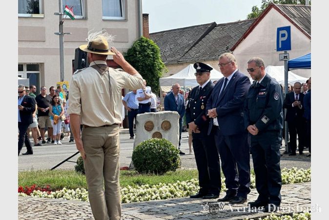 Für die Stadt Hattersheim am Main nahmen (v.l.n.r.) Ehrenstadtrat Bernd Caspari, Bürgermeister Klaus Schindling und Stadtbrandinspektor David Tisold an den Feierlichkeiten teil.