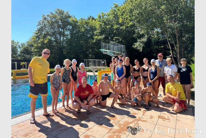 Gruppenfoto vor dem Schwimmbecken.
