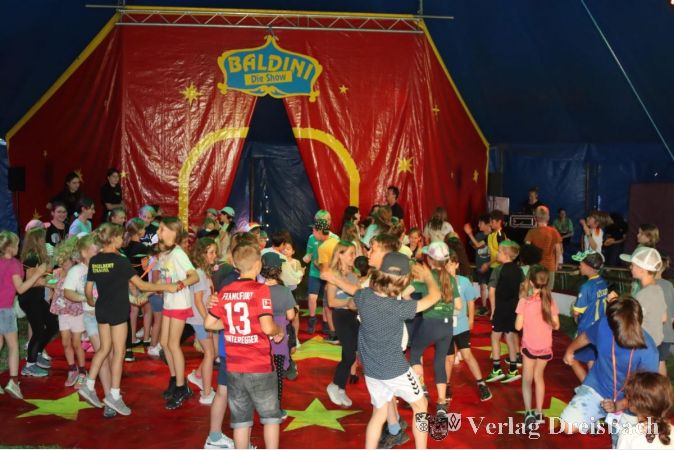 Da ist was los im Zelt. Aufgeteilt in zwei Gruppen, erarbeitet der Zirkus Baldini mit den Kindern ein einstündiges Programm, das beim Abschlussfest am Freitag kommender Woche aufgeführt wird.