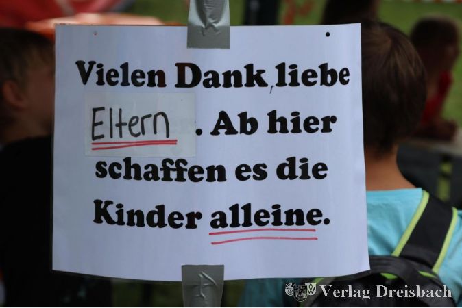 Eltern mit Tendenz zur Überbehütung wird auf dem Abenteuerspielplatz am ersten Pavillon die Grenze aufgezeigt.