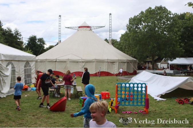Das Zirkuszelt dominiert in diesem Jahr den Abenteuerspielplatz, aber es gibt auch Platz für Sport- und Spielangebote.
