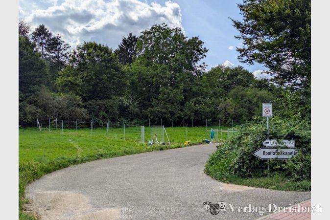 Die Arbeiten an der Fertigstellung der neuen Hundewiese unterhalb der Bonifatiuskapelle laufen. Anfang September soll die neue Einrichtung dann für Vierbeiner sowie Herrchen und Frauchen zur Verfügung stehen.