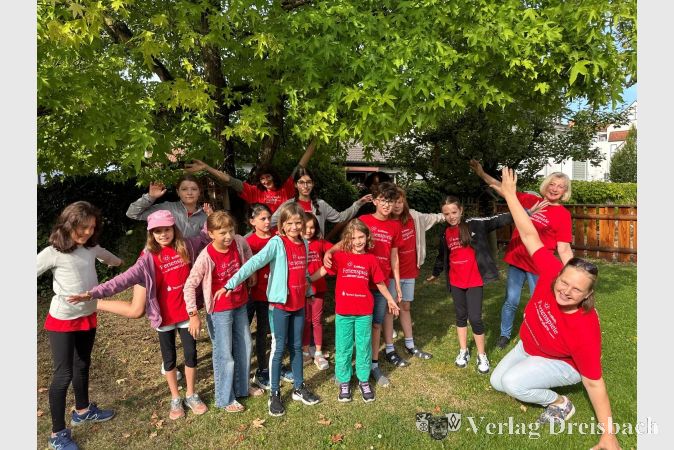 Gruppenbild im Garten der der evangelischen Auferstehungskirche.