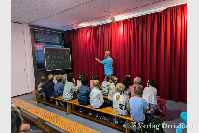Schulleiter Hilmar Jüterböck begrüßte die fünf ersten Klassen, hier die 1b.