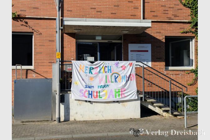 Von der gegenüberliegenden Straßenseite aus grüßte das Schulkinderhaus die ABC-Schützen der Robinson Schule.