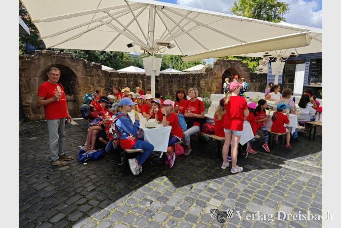 Eisgenuss im kühlen Schatten.