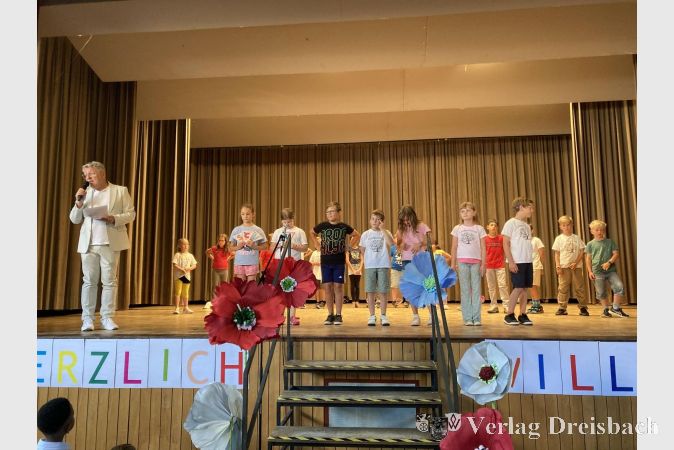 Steffen Nagel und die Kinder der Klasse 3 b „schrieben“ gemeinsam mit großen Buchstaben das Wort SCHULKIND.