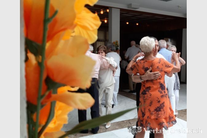 Letzter Tanztee vor der Sommerpause. Die Säulen im Foyer des Rathauses waren mit orangefarbenen Blüten geschmückt.