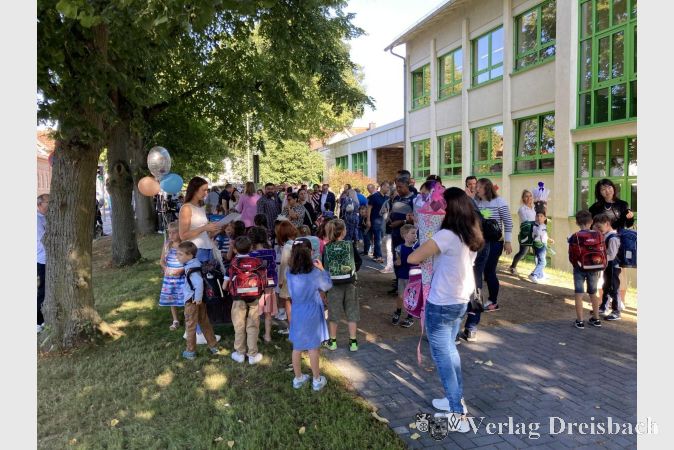 Die neuen Klassen sammelten sich unter den Bäumen, bevor sie zur ersten Schulstunde aufbrachen. Im Vordergrund die Klasse 1 c.