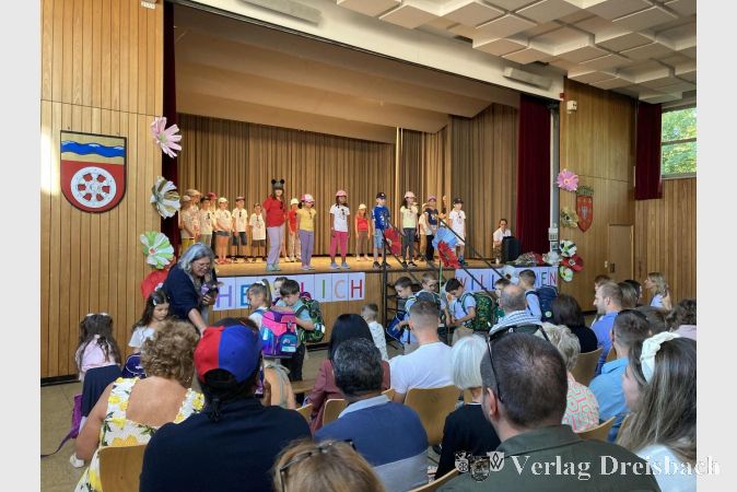 Die Wichtigsten kamen zuletzt. Die Erstklässler marschierten zu Musik mit ihren Lehrerinnen in die mit Papierblumen geschmückte Schwarzbachhalle ein und nahmen in den ersten Reihen Platz.