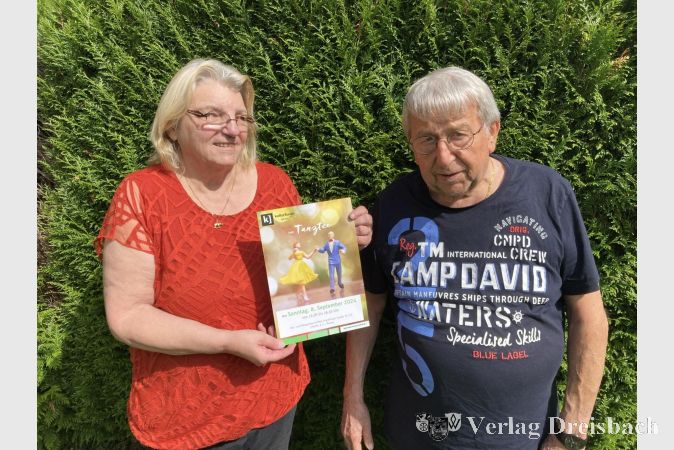 Monika Dünte und Kurt Mitternacht präsentieren das frisch gedruckte Plakat zum Tanztee am 8. September.