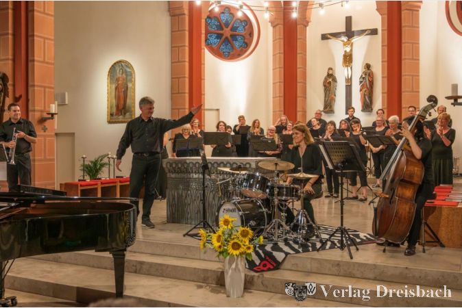 Chorleiter Andreas Winckler stellte die Musikerinnen und Musiker dem Publikum vor, hier Schlagzeugerin Tina Pfülb.