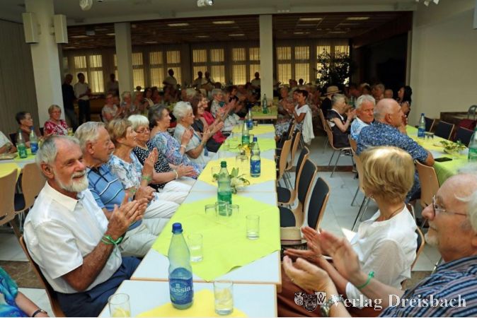 Trotz der hohen Temperaturen und mancher Absage war das Rat- und Bürgerhaus beim diesjährigen AWO-Sommerfest wieder sehr gut gefüllt.