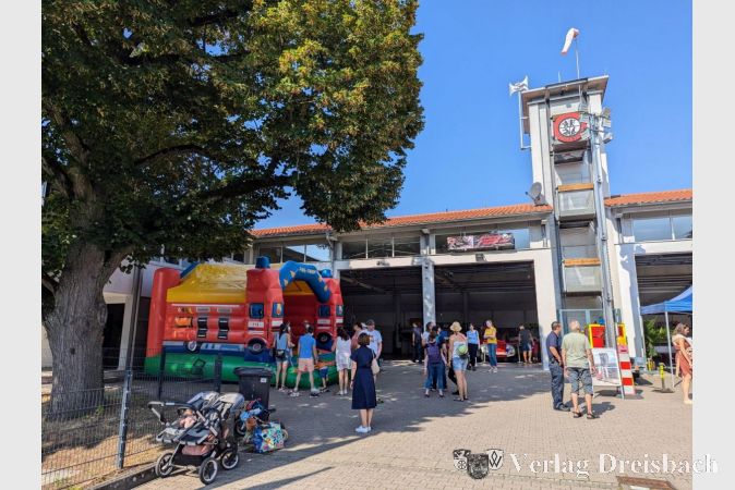 Strahlender Sonnenschein über der Krifteler Feuerwache am vergangenen Samstag.