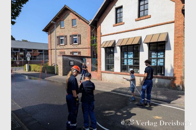 Bei zahlreichen Aktionen durften die jungen Besucherinnen und Besucher auch selbst zum Löschschlauch greifen.